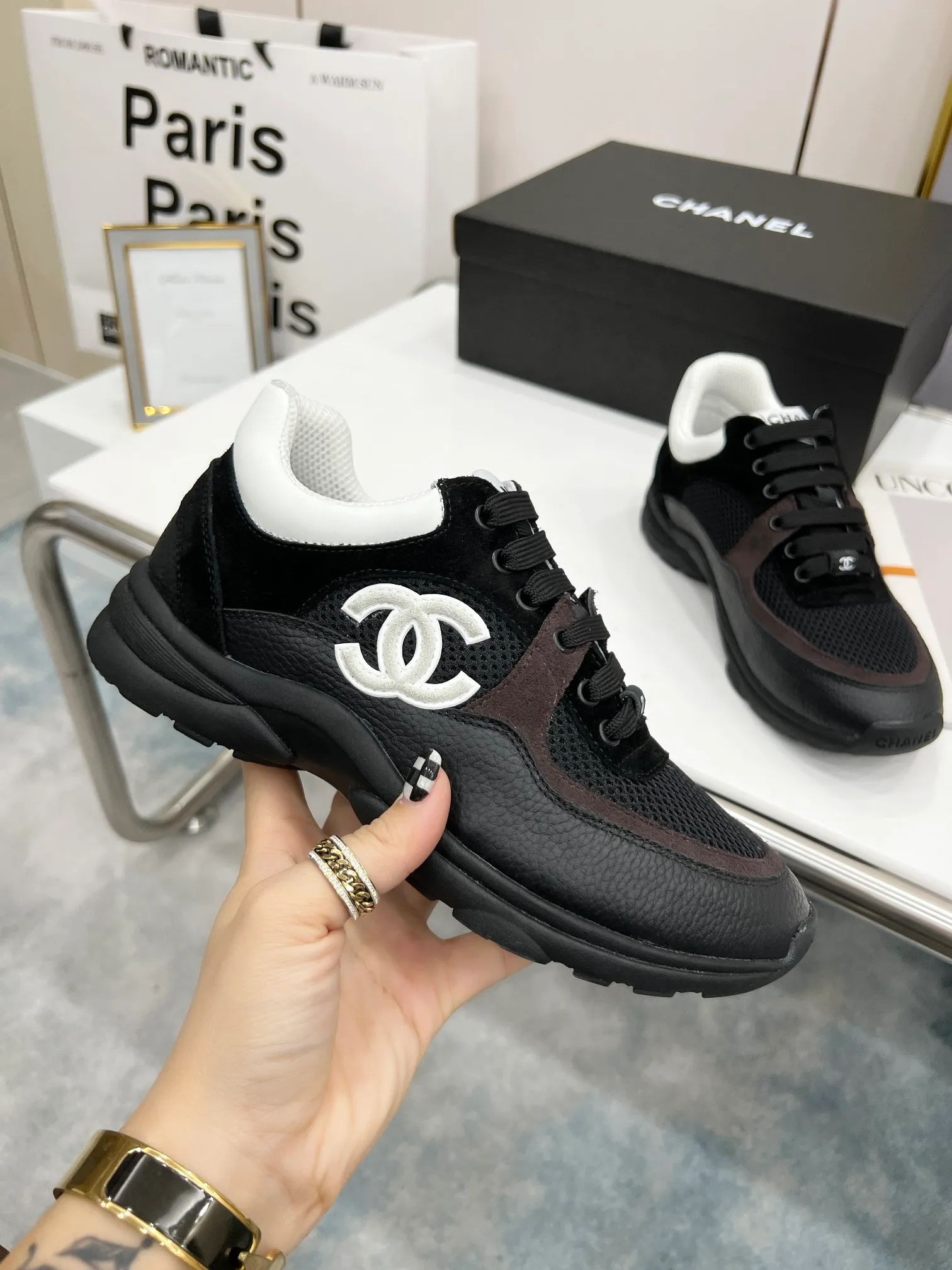 👟👟Ex-factory price 520👟👟 Chanel (Chanel) 2023 new color casual sports shoes, Paris Fashion Week (Chanel) catwalk style, original shoes purchased in Italy and made 1:1, fabric: original customized high-reflective material/high mercerized suede cowhide, breathable mesh splicing, 1 cm thick original movable massage feet, comfortable to wear, private original molded outsole , color, black, white, two-color optional. Number of yards; 35--41